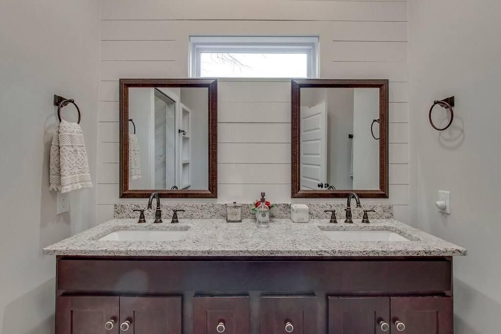 New Spacious 2 Miles From Downtown