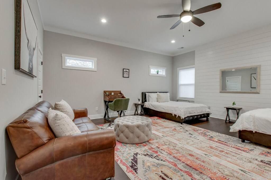 Holiday home New Spacious 2 Miles From Downtown