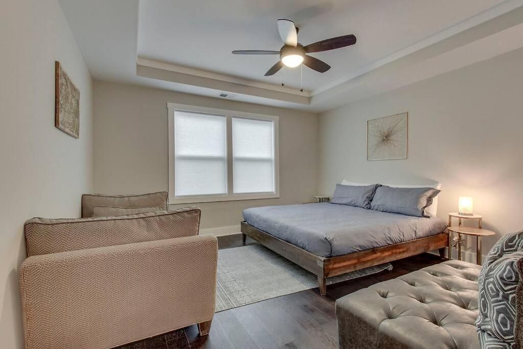 New Spacious 2 Miles From Downtown