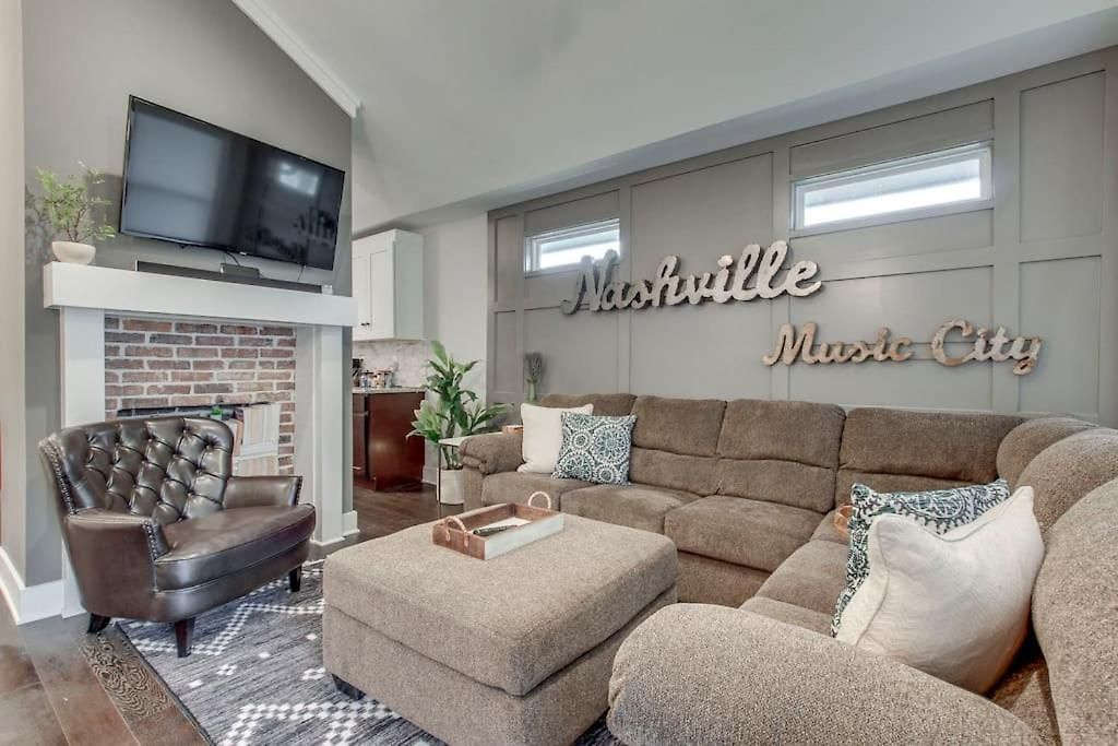New Spacious 2 Miles From Downtown Holiday home Nashville