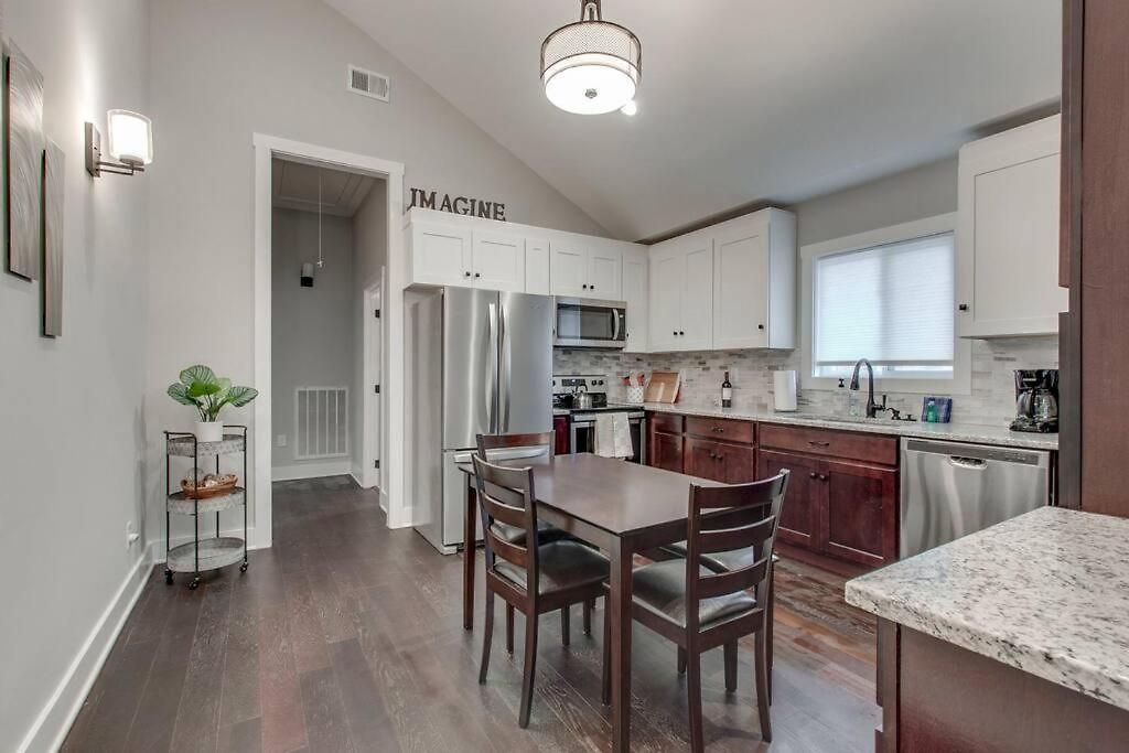 Holiday home New Spacious 2 Miles From Downtown Nashville