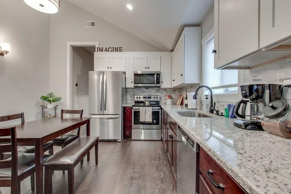 New Spacious 2 Miles From Downtown *