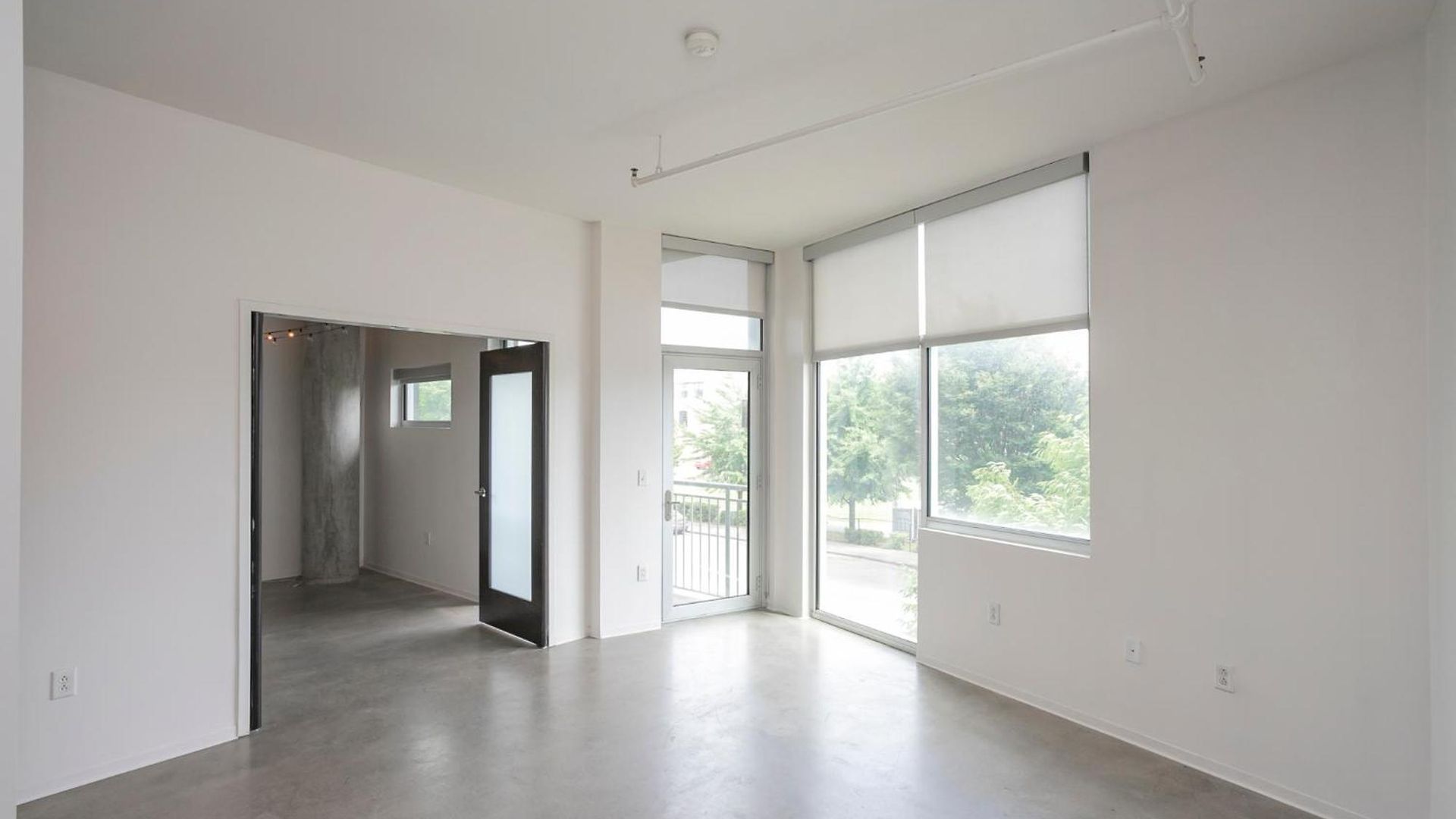 Unfurnished Amazing Layout W Balcony & Storage 30 Day Minimum Holiday home *