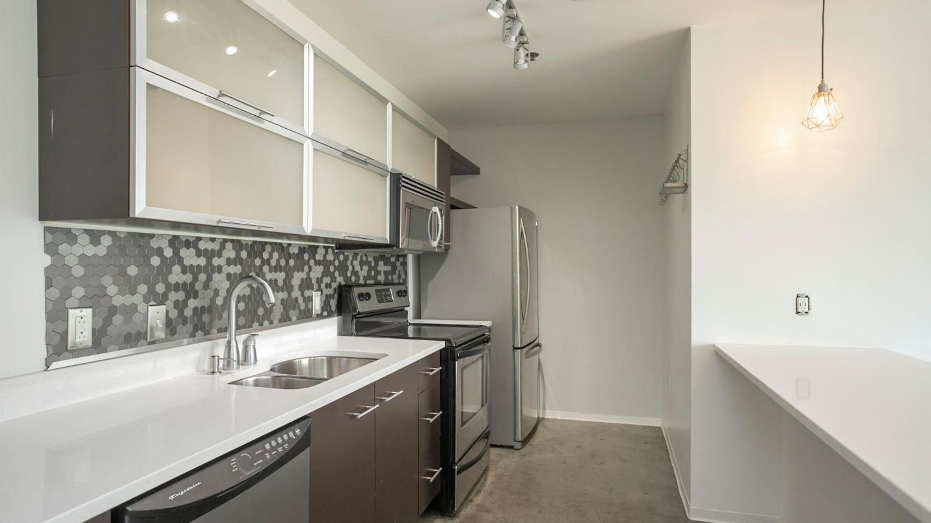 Unfurnished Amazing Layout W Balcony & Storage 30 Day Minimum Holiday home Nashville