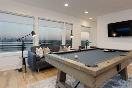Modern Luxury Hot Tub Mini Golf Elevator Views Holiday home