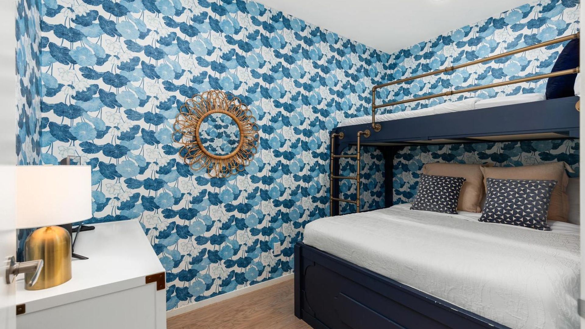 River View High-end With Private Patio And Free Parking
