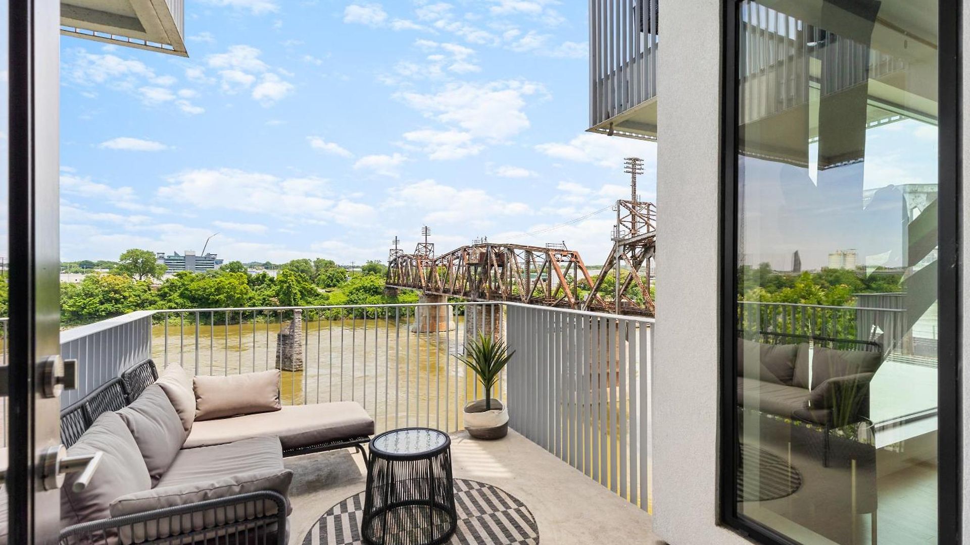 River View High-end With Private Patio And Free Parking