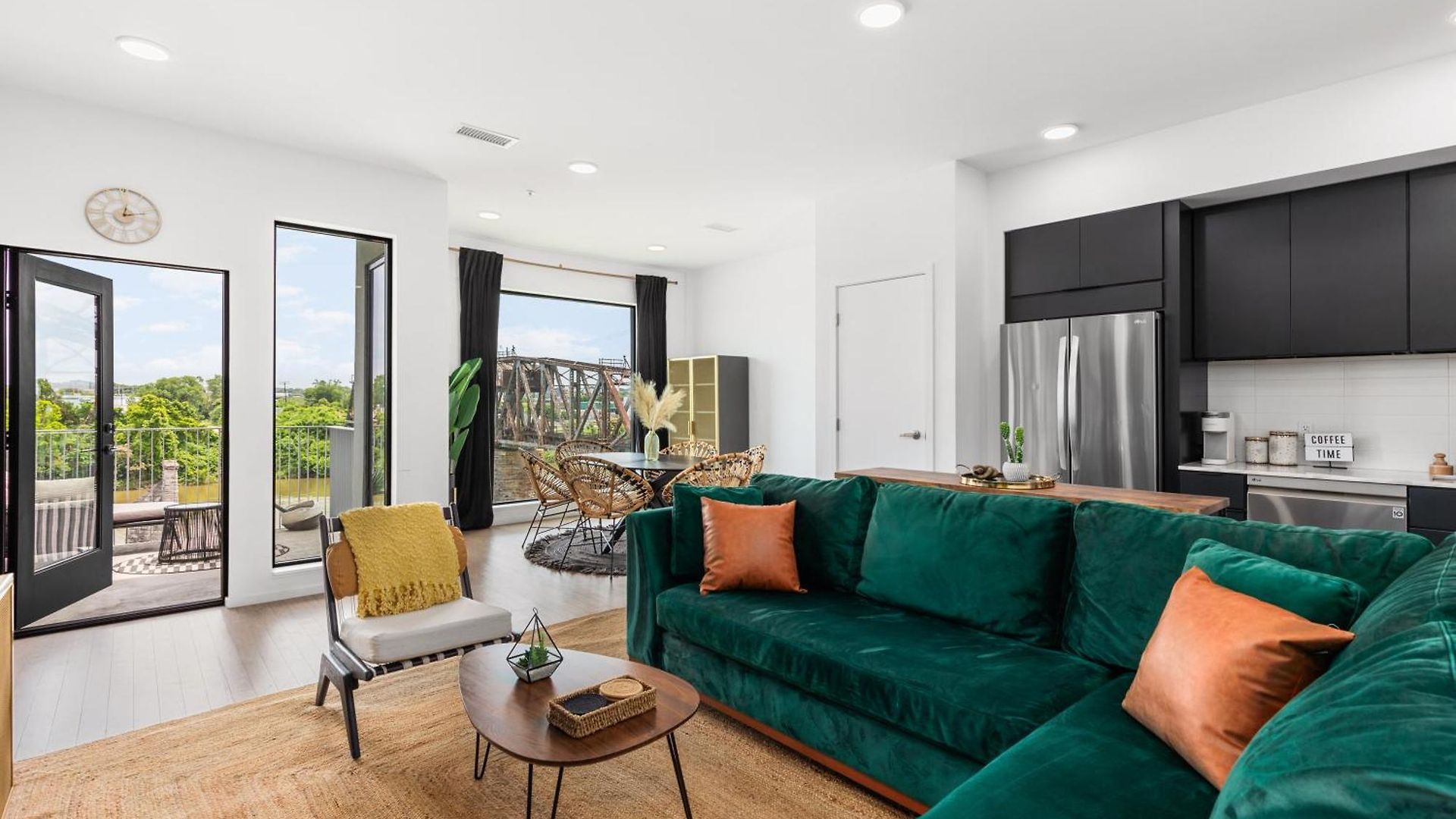 River View High-end With Private Patio And Free Parking