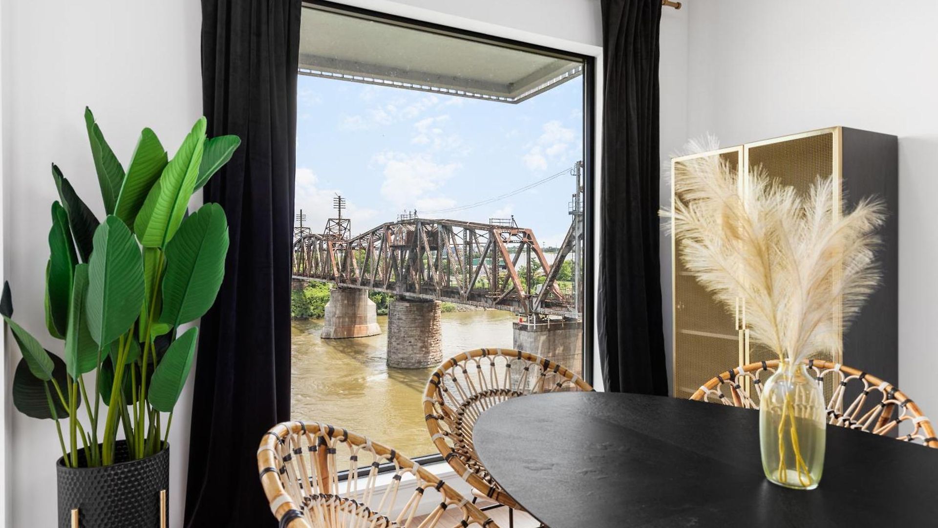 River View High-end With Private Patio And Free Parking Holiday home