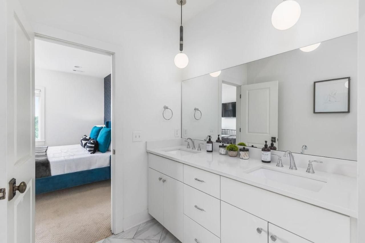 Walk To Belmont, 12 South With Private Patio And Garage *