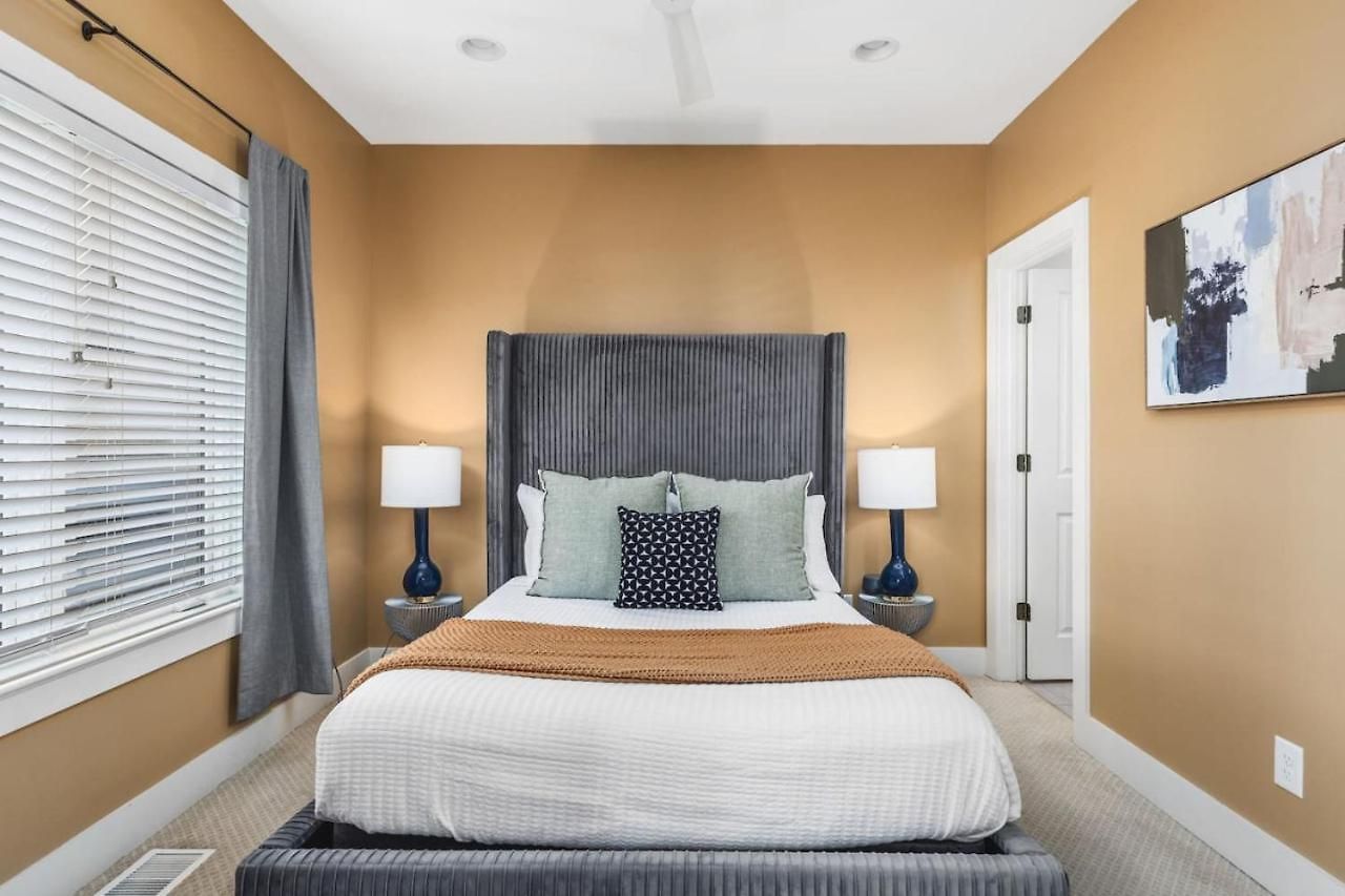Walk To Belmont, 12 South With Private Patio And Garage Holiday home