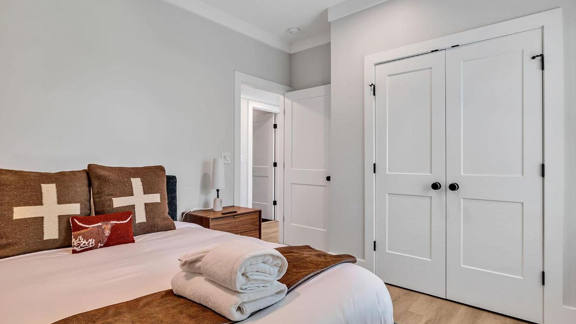 Holiday home Bass - Private Rooftop - 8 Mins To Broadway *