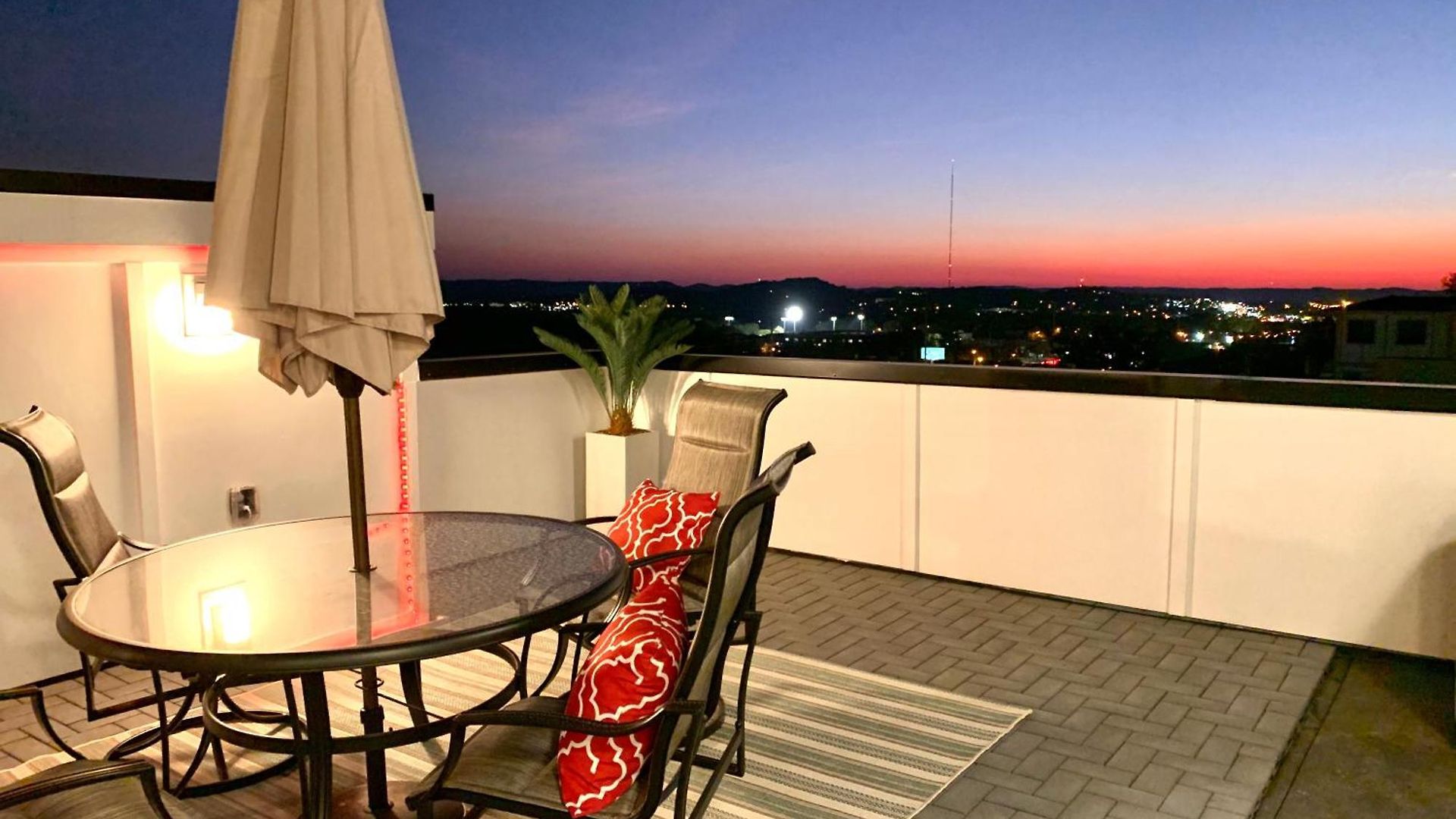 Luxurious Morden Loft Huge Rooftop & Skyline Views *