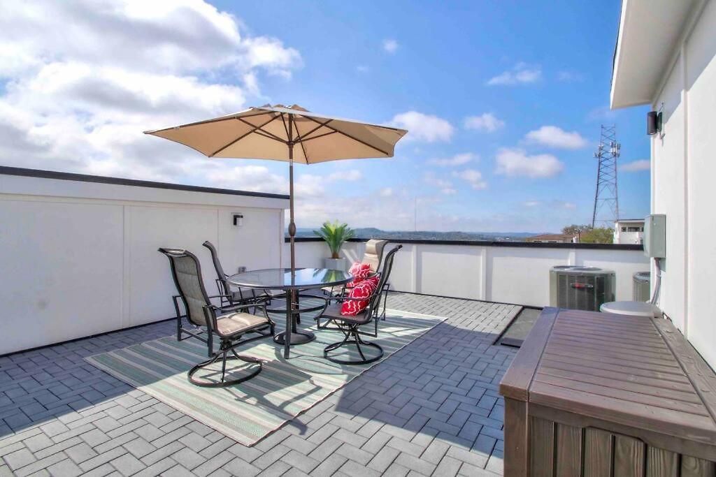Luxurious Morden Loft Huge Rooftop & Skyline Views Holiday home *