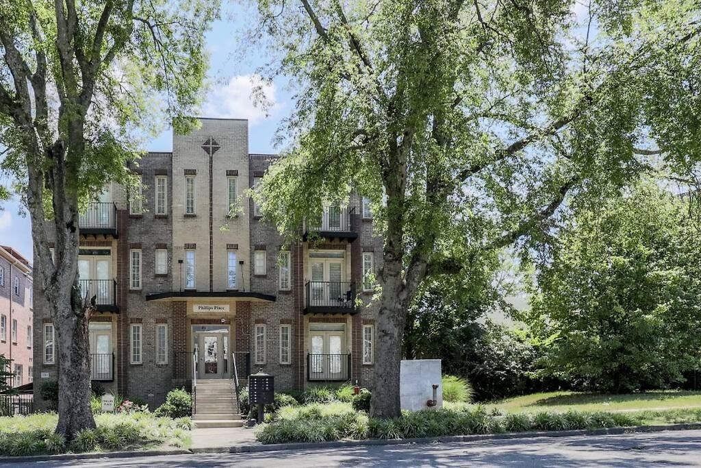 Spacious 3-story West End | Free Garage Parking For 2 | Walk To Vanderbilt & Music Row Nashville