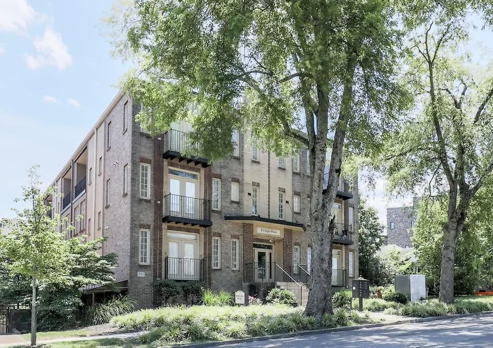 Apartment Spacious 3-story West End | Free Garage Parking For 2 | Walk To Vanderbilt & Music Row