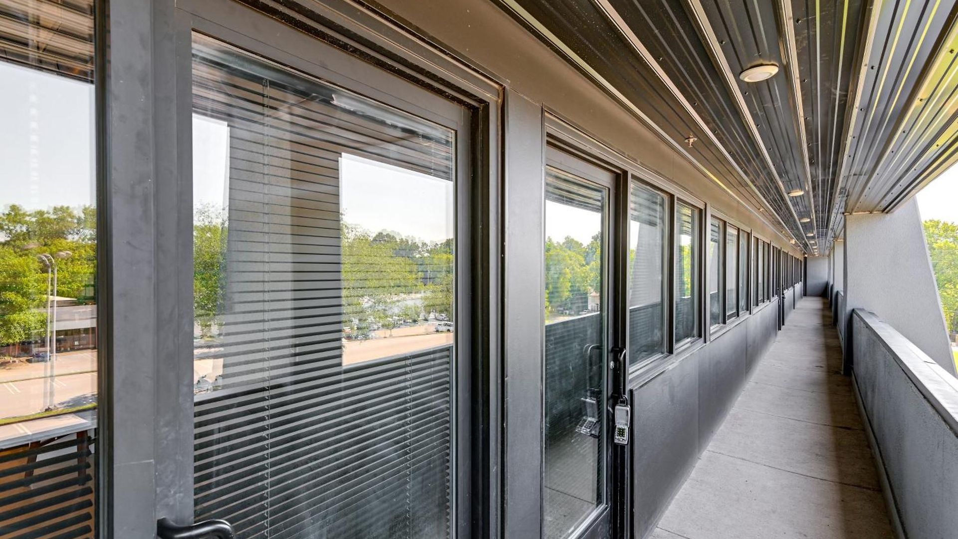 Modern Condo: 5 Mi To Downtown!