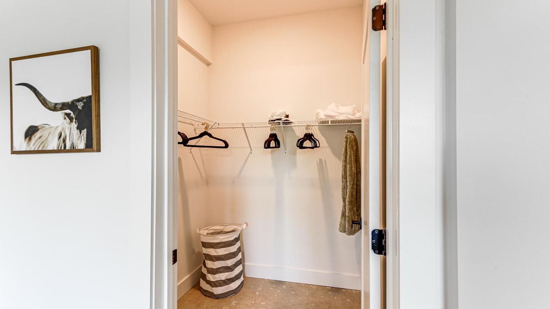 Modern Condo: 5 Mi To Downtown! Holiday home