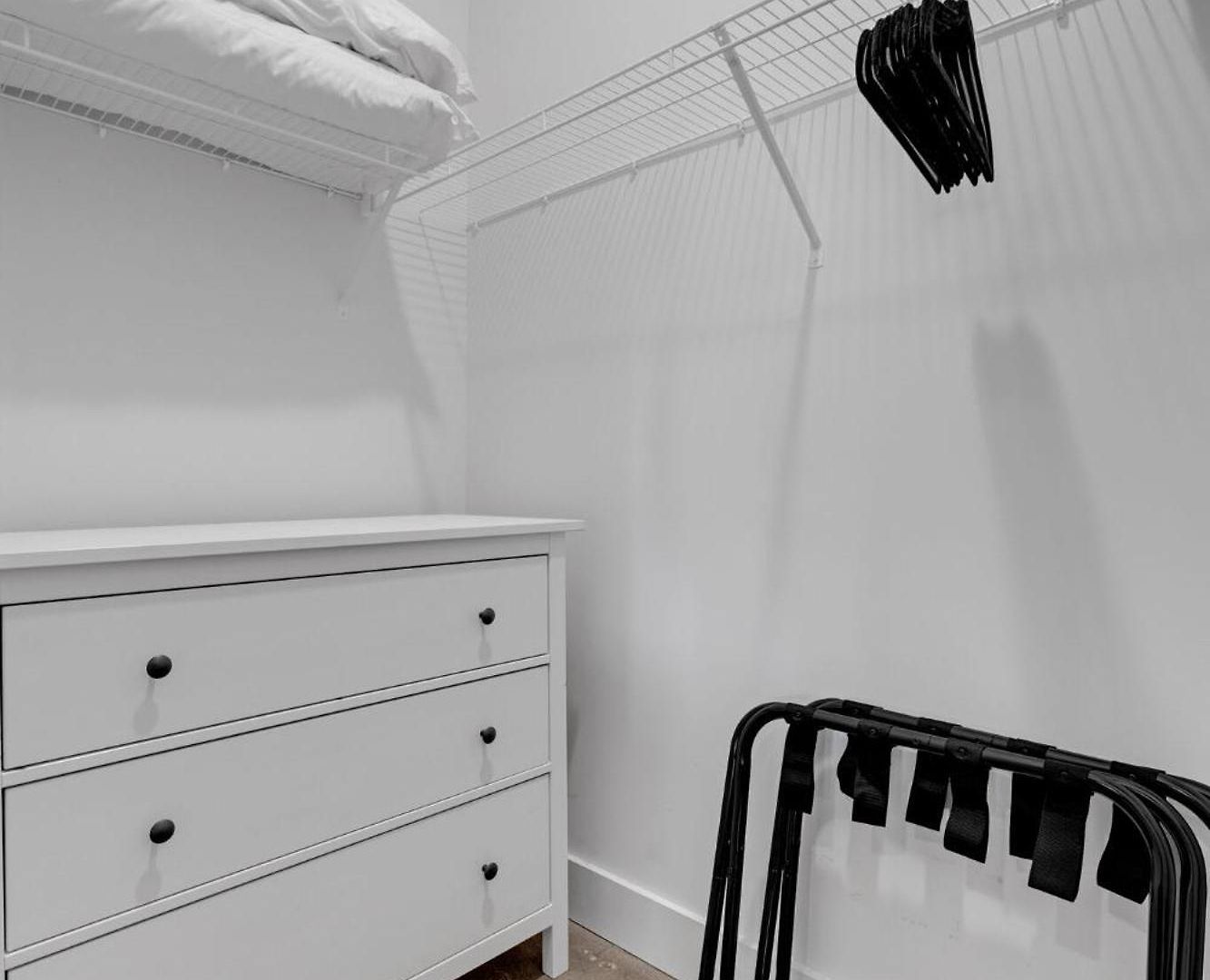 New Sleeps 4 - 7 Mins To Dwtn Apartment *