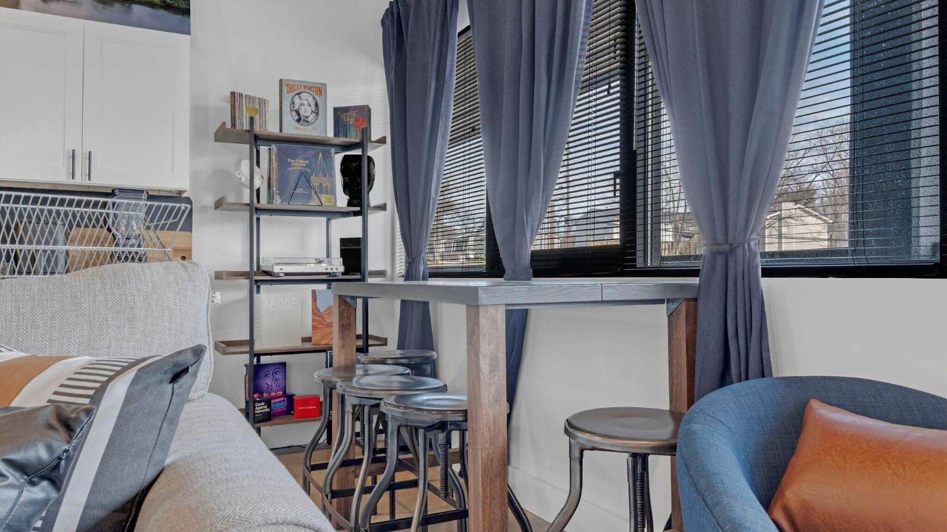 New Sleeps 4 - 7 Mins To Dwtn Apartment *