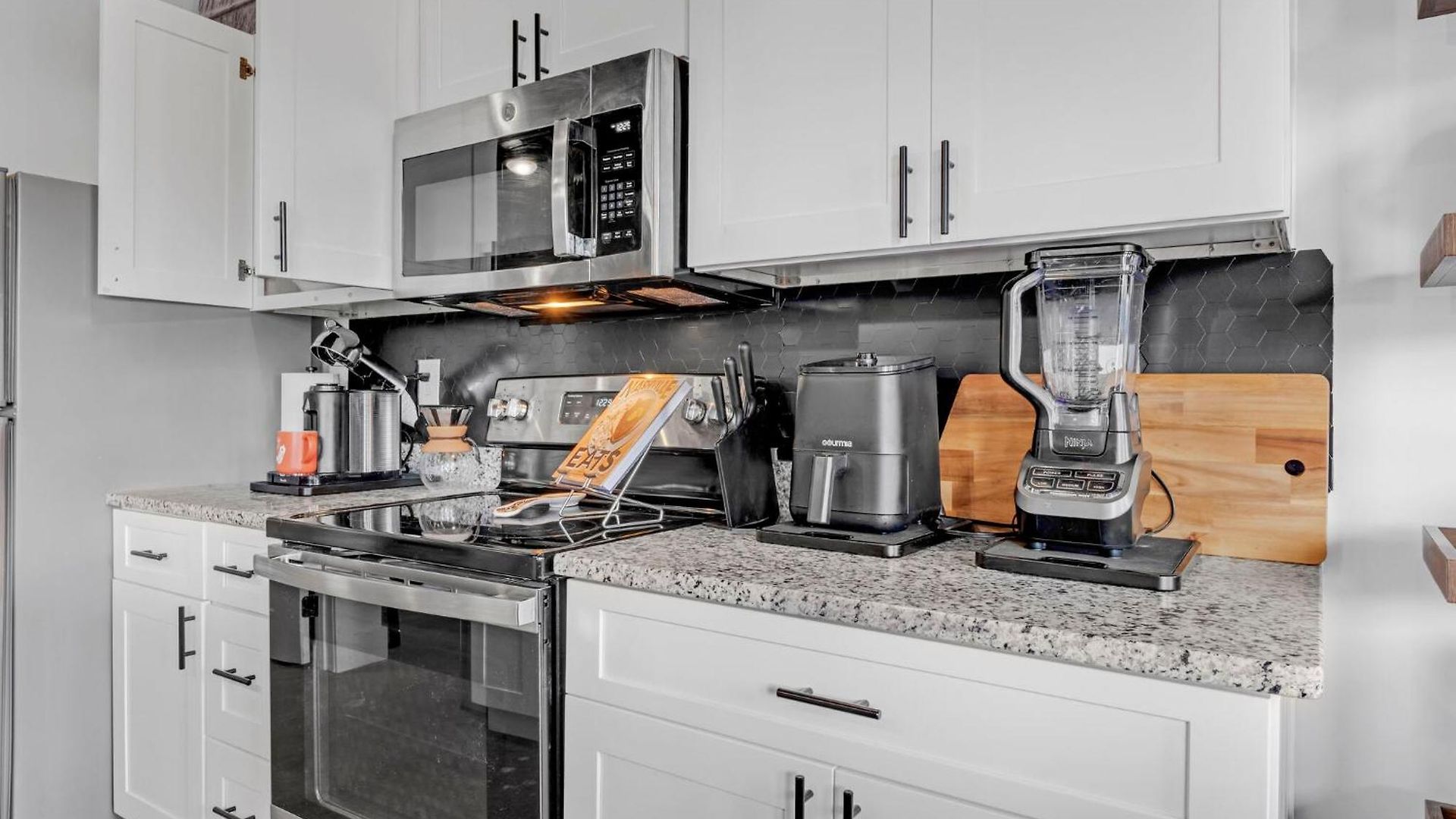 New Sleeps 4 - 7 Mins To Dwtn Apartment