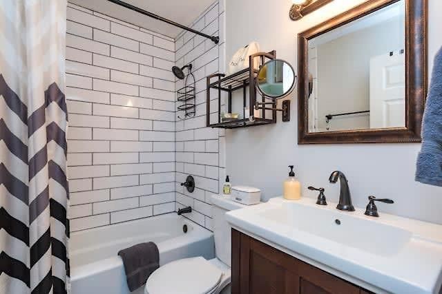 3 Bedroom Only 3 Miles From Downtown *