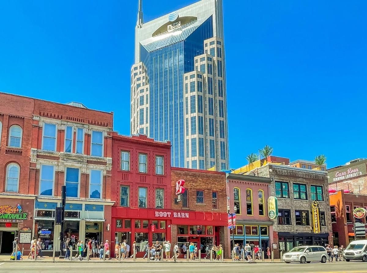 2 Chic Lofts Right On Broadway Strip Sleeps 10 *