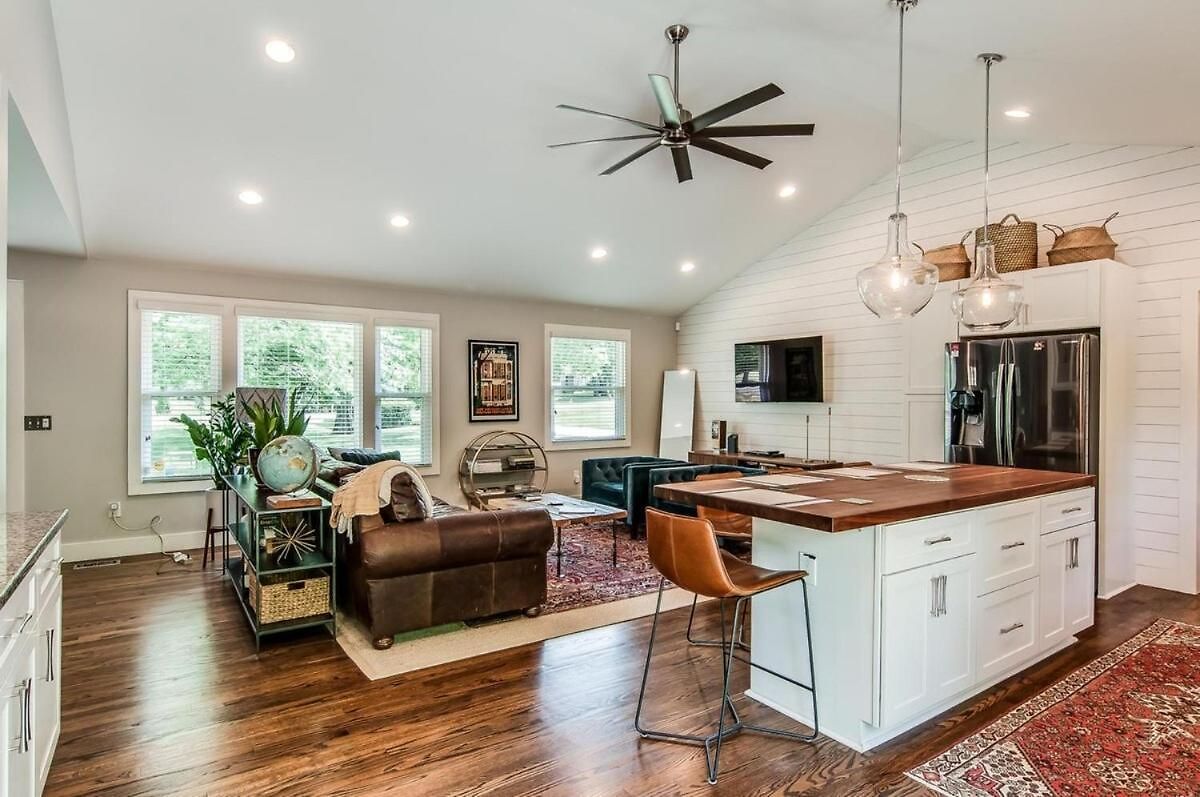 Spacious Modern Ranch 5 Miles To Downtown Holiday home