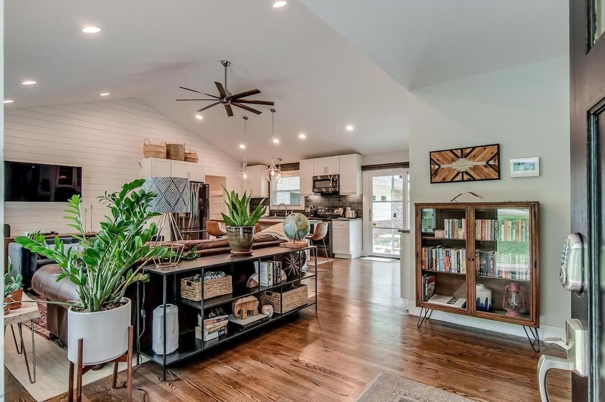 Spacious Modern Ranch 5 Miles To Downtown Holiday home *