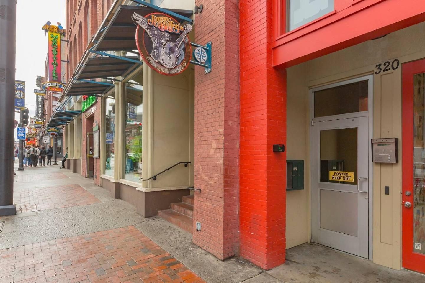 Apartment Spacious Penthouse On The Broadway Strip *
