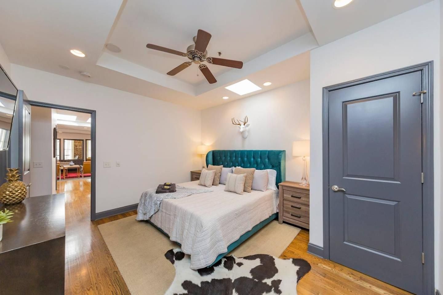 Spacious Penthouse On The Broadway Strip Apartment