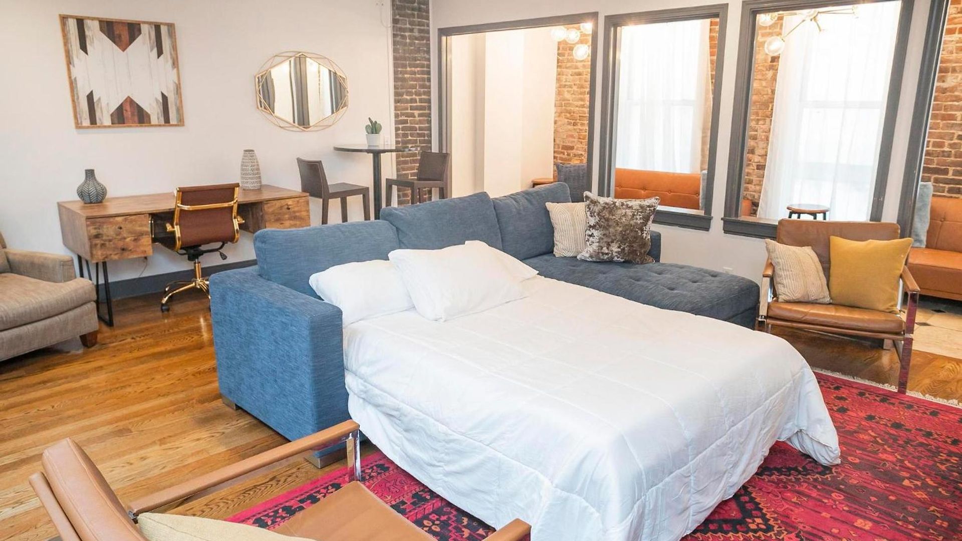 Spacious Penthouse On The Broadway Strip *