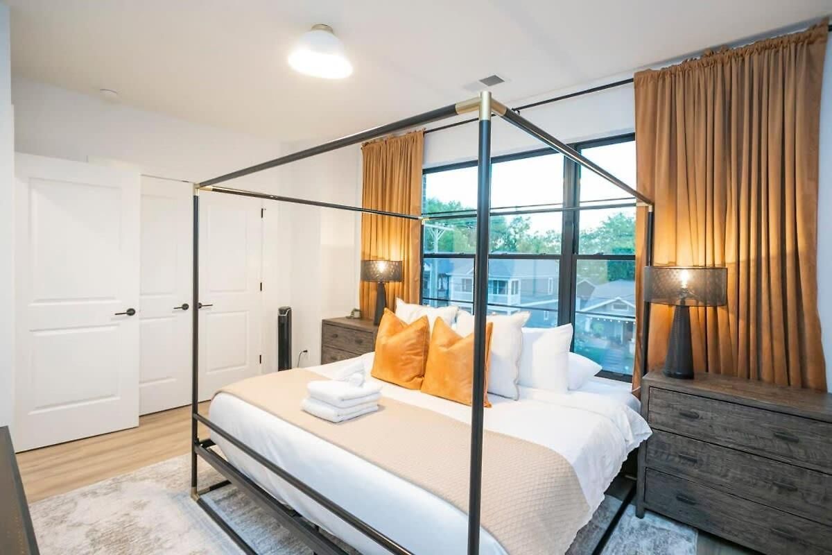 Holiday home Ev Charger King Beds Garage 2 Miles To Dwntn *