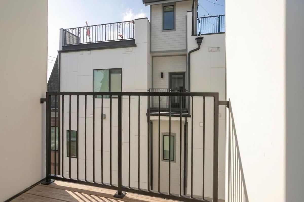Holiday home 1 5 Miles To Broadway Rooftop Deck W Views