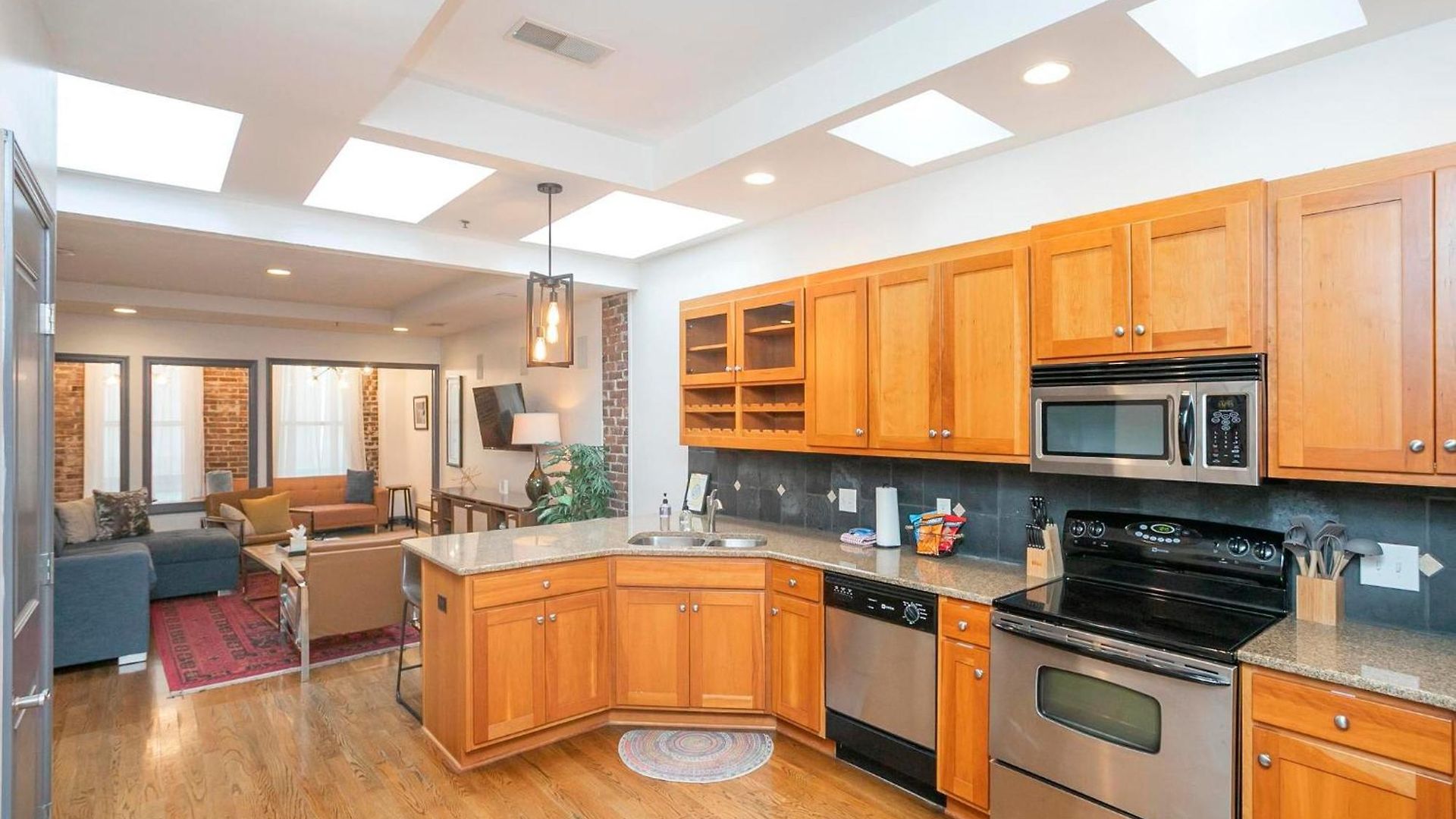 Spacious Penthouse On The Broadway Strip