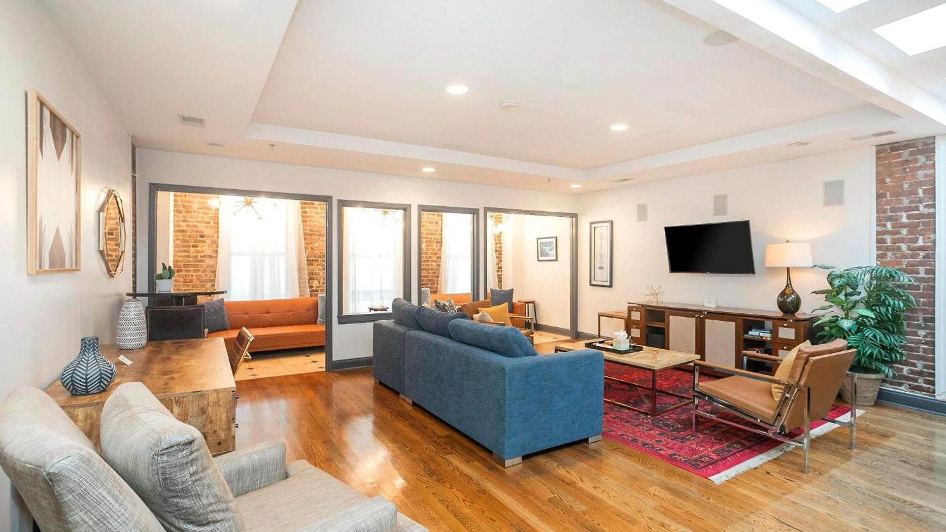 Spacious Penthouse On The Broadway Strip Apartment *