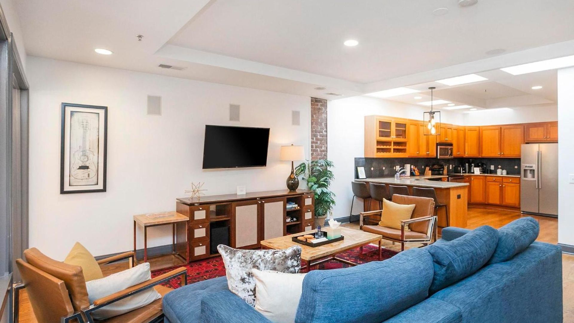 Apartment Spacious Penthouse On The Broadway Strip *