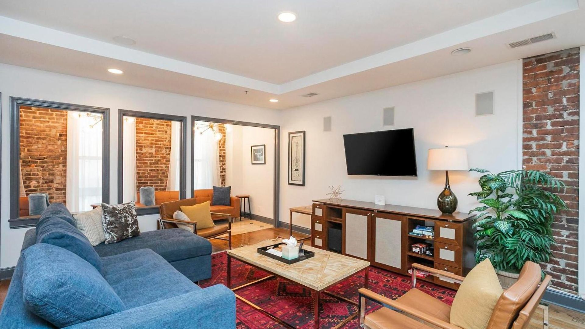 Spacious Penthouse On The Broadway Strip *