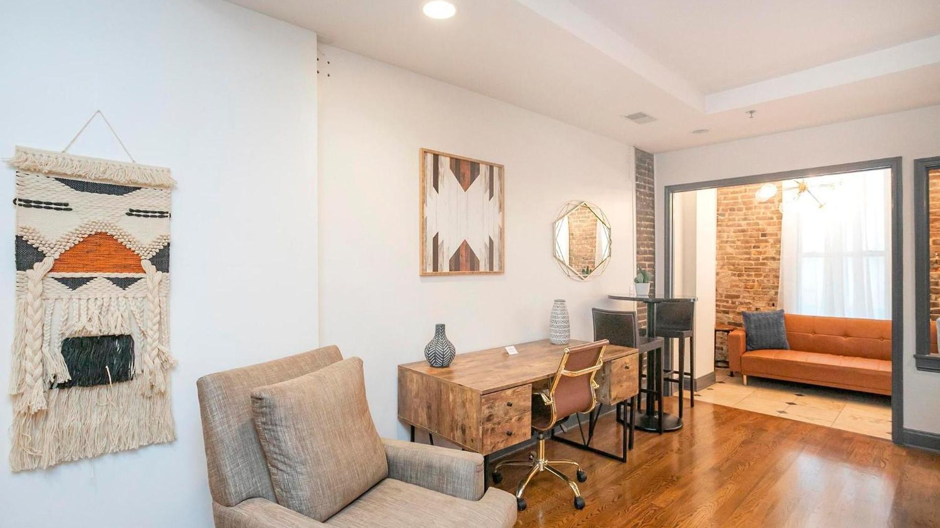 Spacious Penthouse On The Broadway Strip Apartment