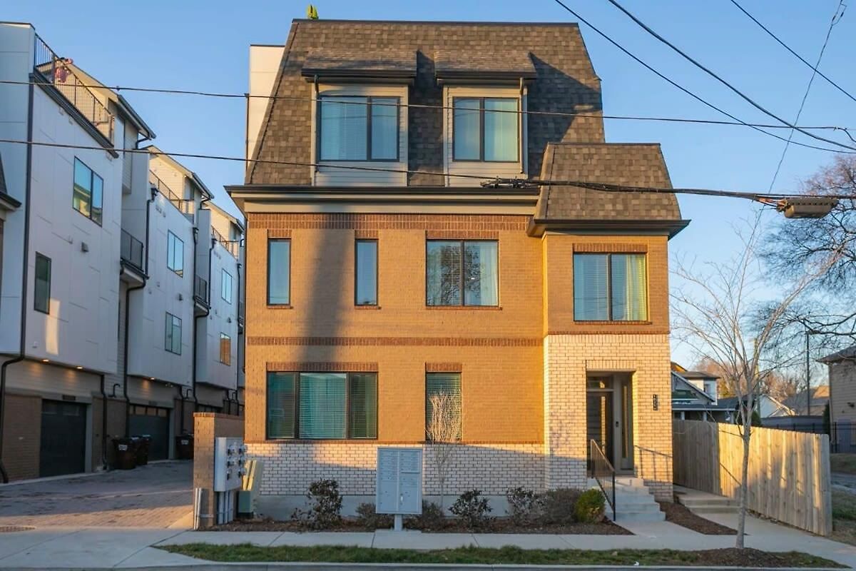 1 Mile To Downtown 4br 4ba W Rooftop Deck Holiday home *