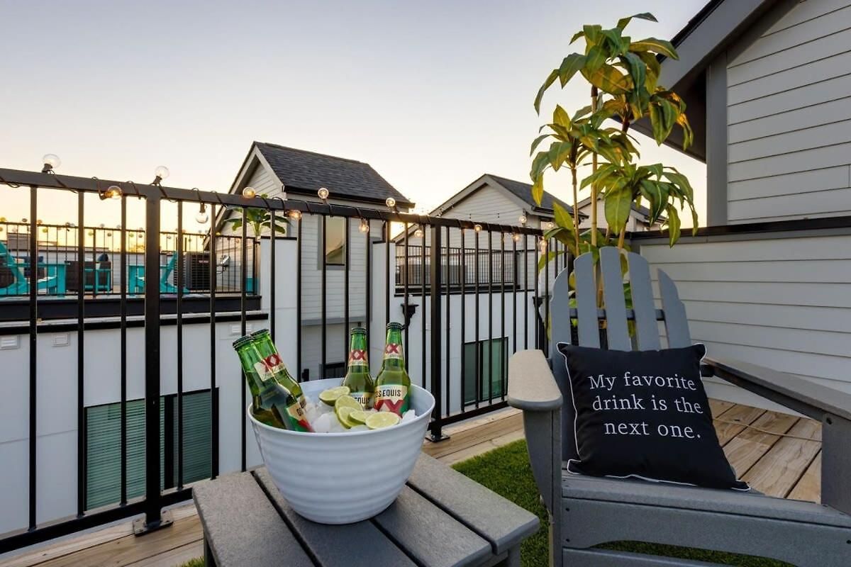 Holiday home 1 Mile To Downtown 4br 4ba W Rooftop Deck *