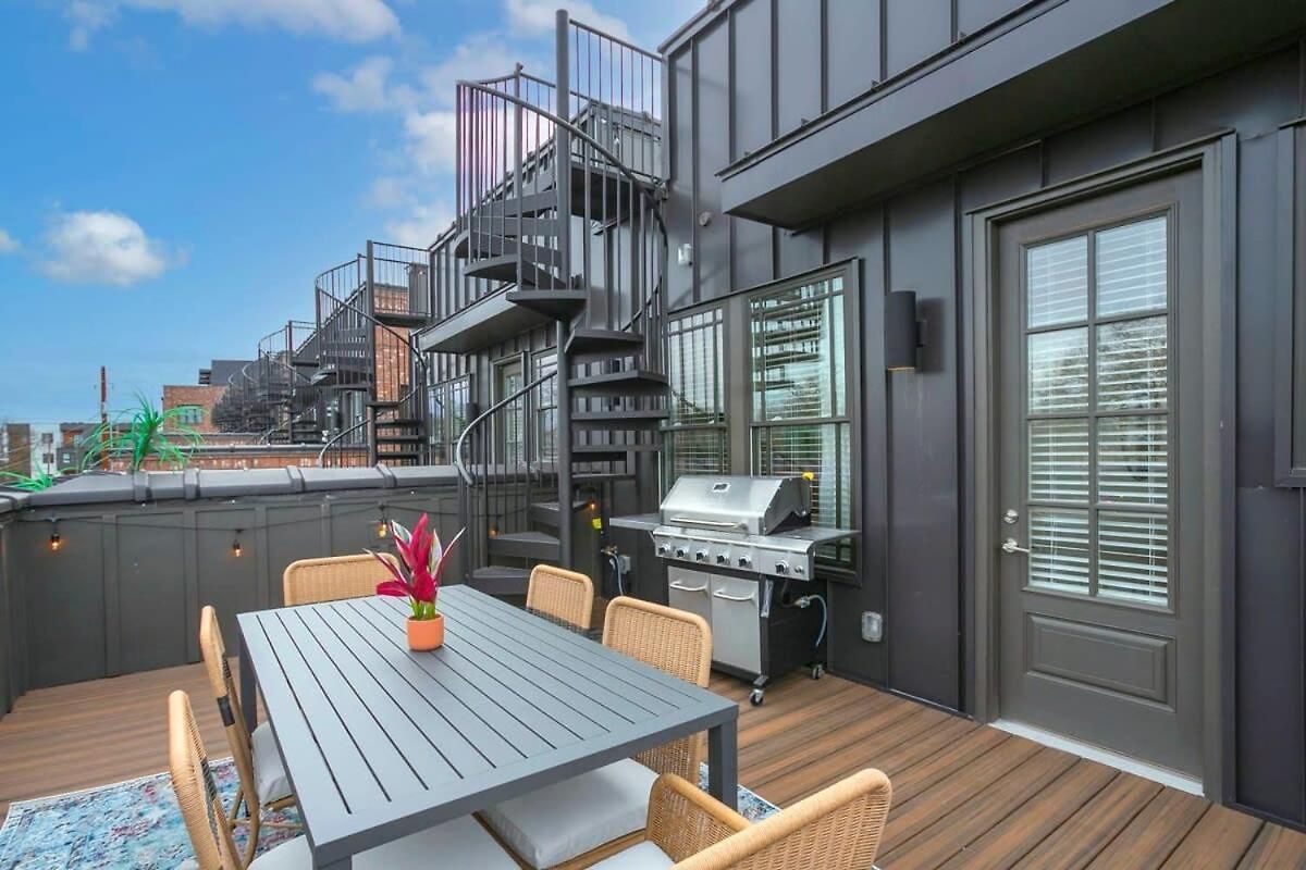 Holiday home Roof Deck Grill Views 2 Miles From Broadway