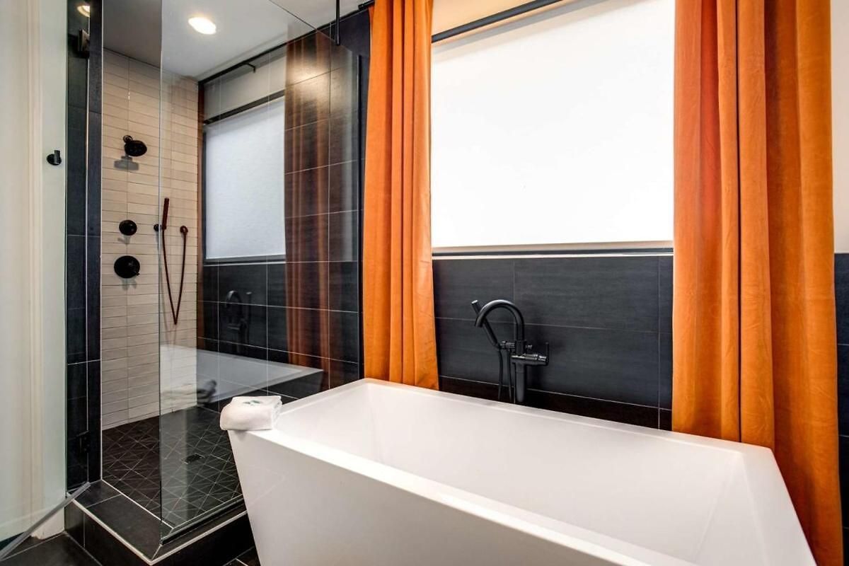 Stylish New Gulch Rooftop Deck W Views Holiday home