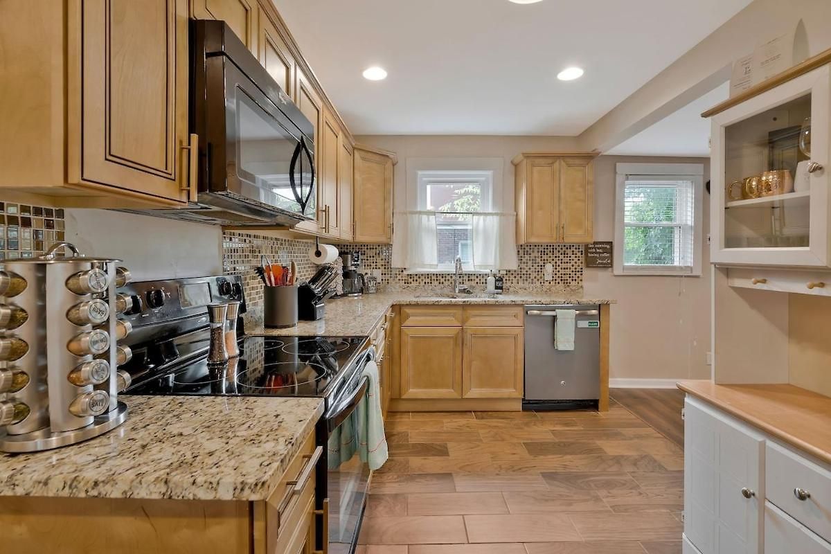 Spacious 3 Bedroom 3 Miles To Dt *