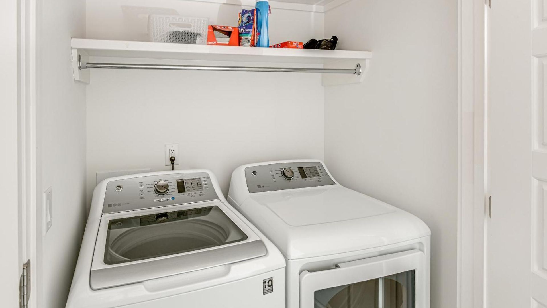 Bright Townhome ~ 5 Mi To Downtown! Holiday home