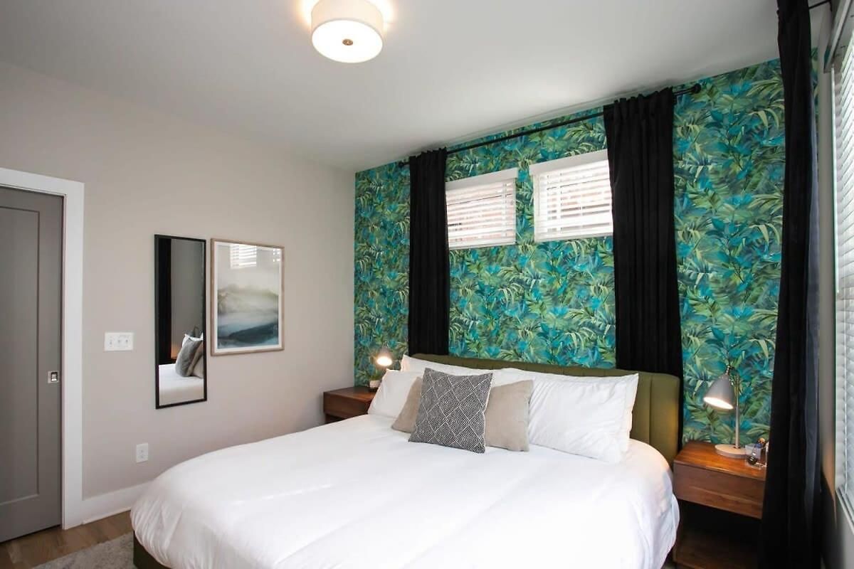 2 Miles To Broadway W Rooftop Deck Grill & Garage