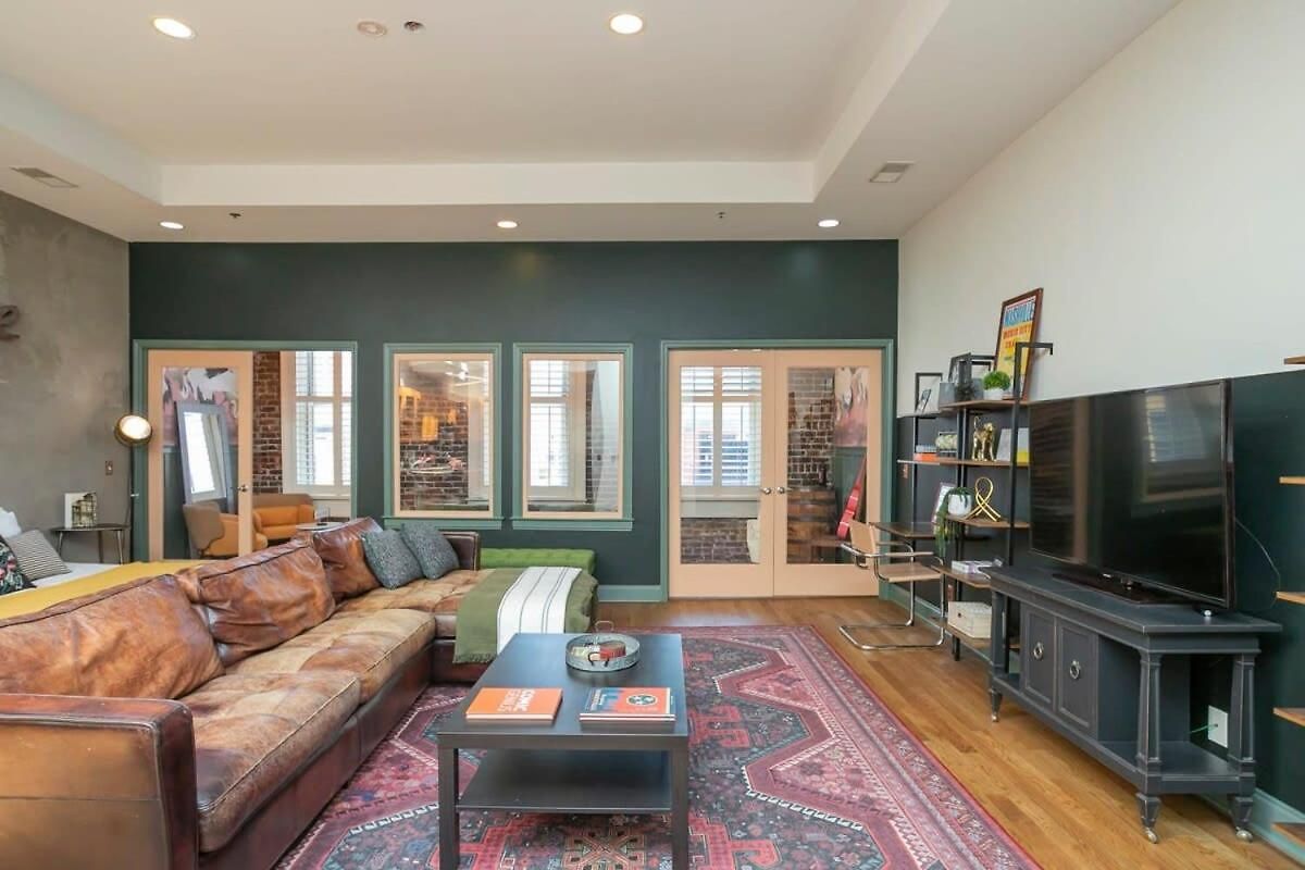 Broadway Penthouse Above Live Music & Bars Holiday home