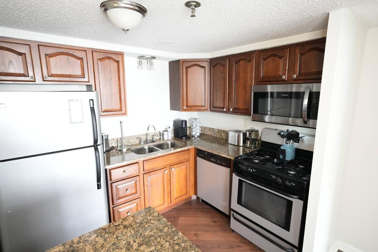 Apartment Traveling Nurses And Professionals Parking Included Pet Friendly Downtown *