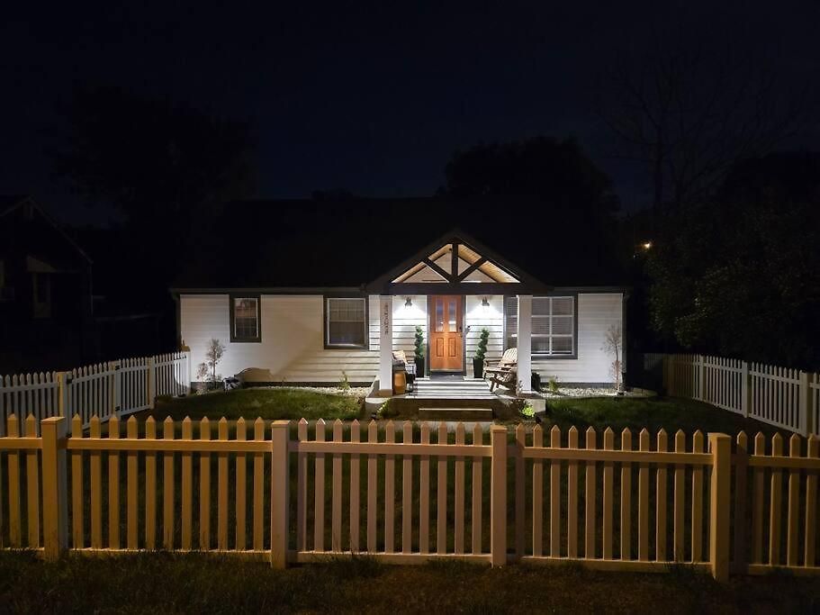 East Retreat, Outdoor Oasis, Sleeps 12, Four Bedrooms Holiday home Nashville
