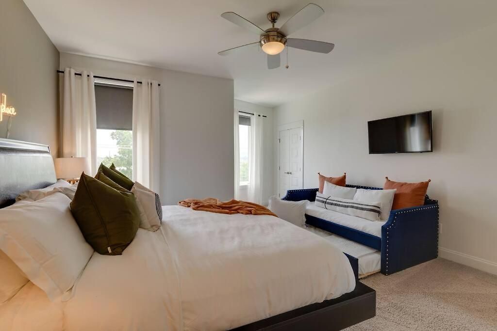 Walkable Hotspot Bars Nearby Broadway Close Holiday home *